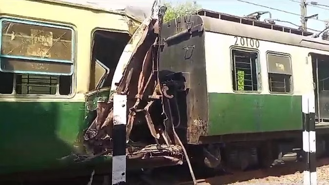 EMU Train Derail | ఢిల్లీలో పట్టాలు తప్పిన ఈఎంయూ రైలు.. ప్రయాణికులకు తప్పిన ప్రమాదం