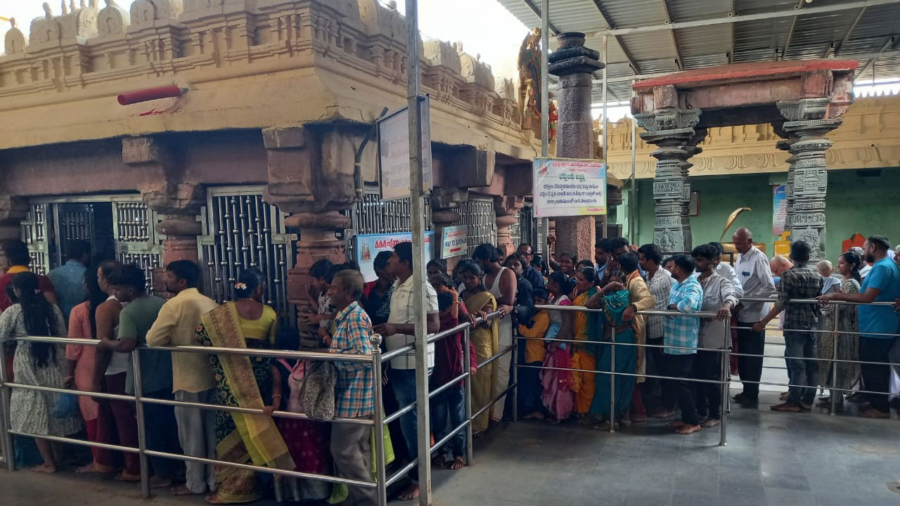 Dharmapuri | ధర్మపురి లక్ష్మీ నరసింహ స్వామి ఆలయానికి పోటెత్తిన భక్తులు