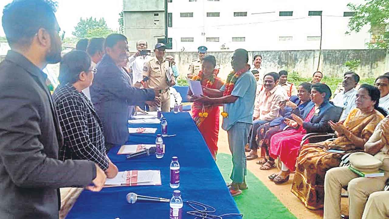 భార్య కాళ్లు మొక్కిన భర్త