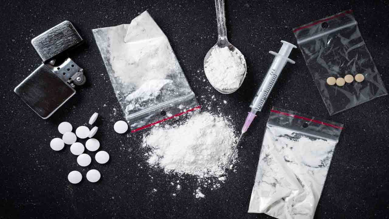 దుస్తుల్లో పెట్టి.. ప్రైవేటు బస్సులో తెచ్చి..