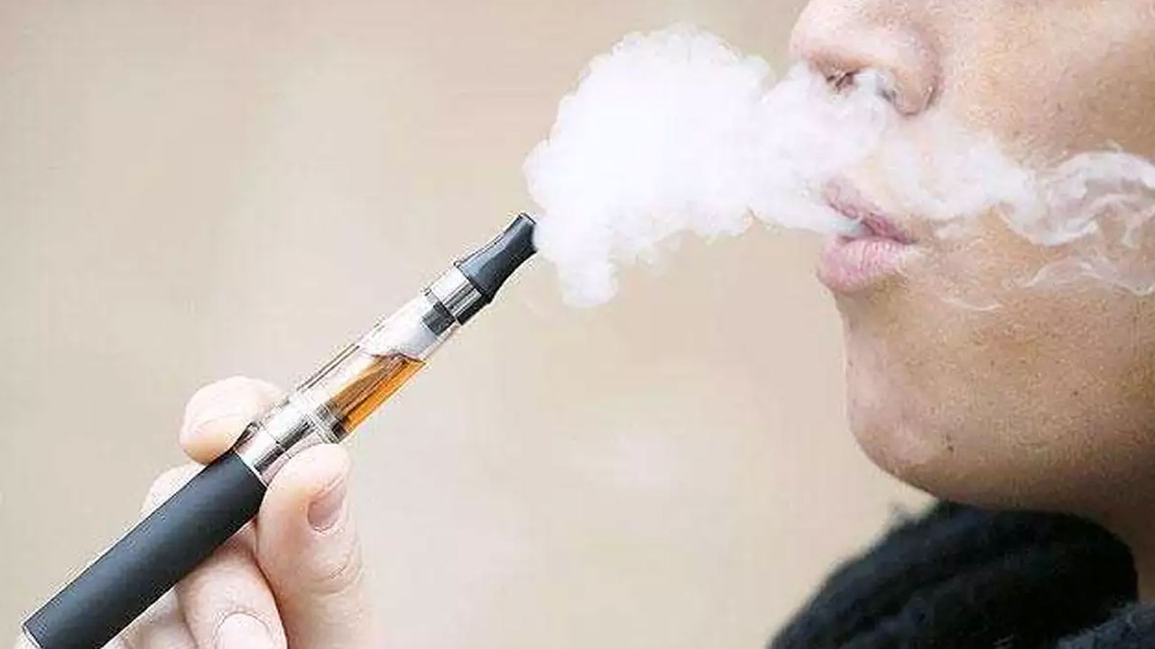 E-Cigarettes | కాలేజీ విద్యార్థులకు ఈ-సిగరెట్లు అమ్ముతున్న ఇద్దరు వ్యక్తులు అరెస్ట్‌