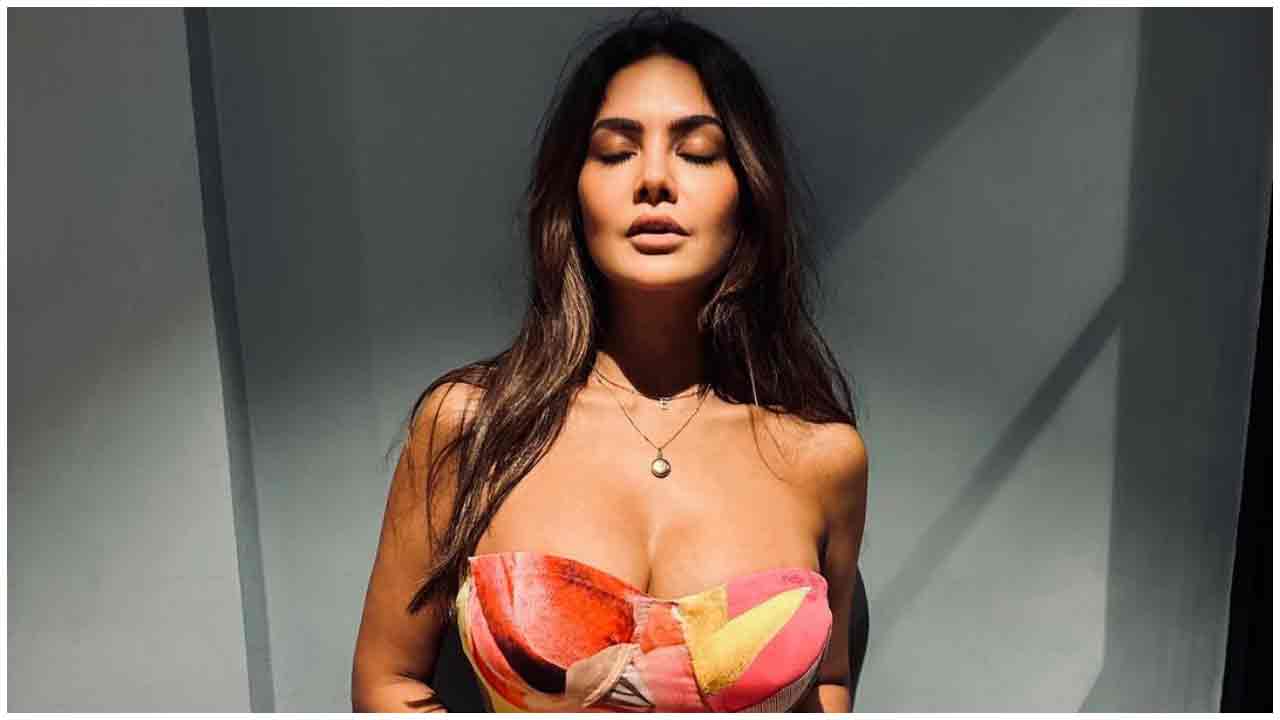 Esha Gupta | స్లీవ్ లెస్ అందాలతో దిల్ ఖుష్ చేస్తున్న ఇషా గుప్తా..