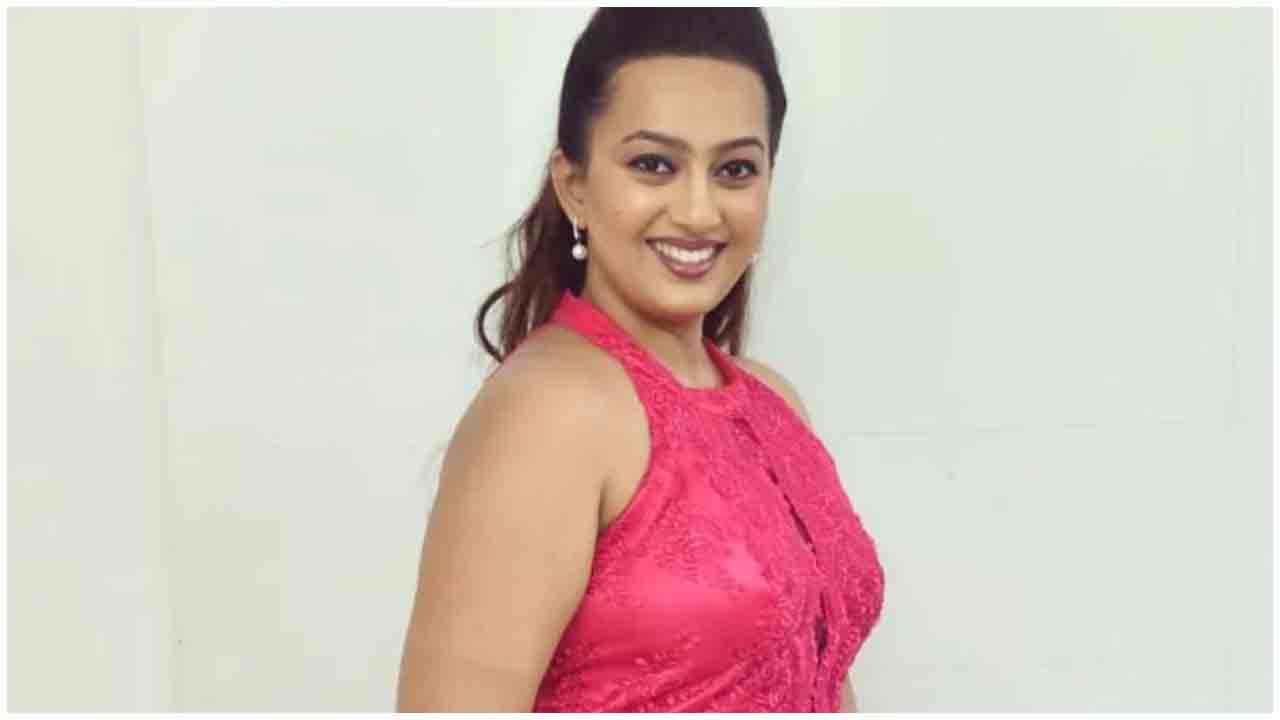 Ester Noronha | గులాబీ డ్రెస్‌లో గుభాళిస్తున్న ఎస్తేర్..