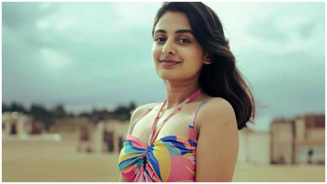 Esther Anil | చిరునవ్వుతో మాయ చేస్తున్న ఎస్తర్ అనిల్..