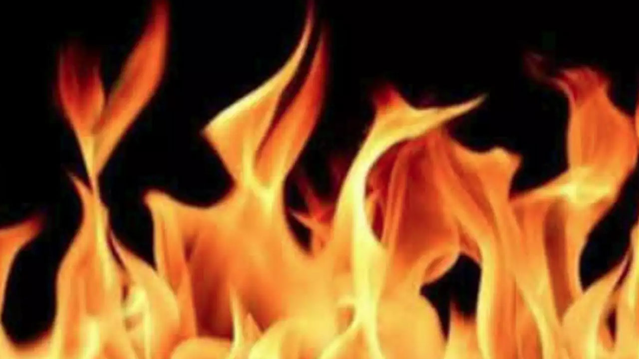 charred to death | హైటెన్షన్‌ విద్యుత్ వైరు తగిలి లారీకి మంటలు.. దంపతులు, ఆరేళ్ల కుమార్తె సజీవ   దహనం