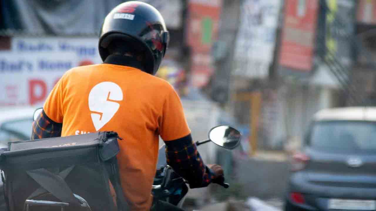 Delivery boy robs doctor | పేషెంట్‌గా వచ్చి.. కత్తితో బెదిరించి డాక్టర్‌ను దోచుకున్న డెలివరీ బాయ్‌