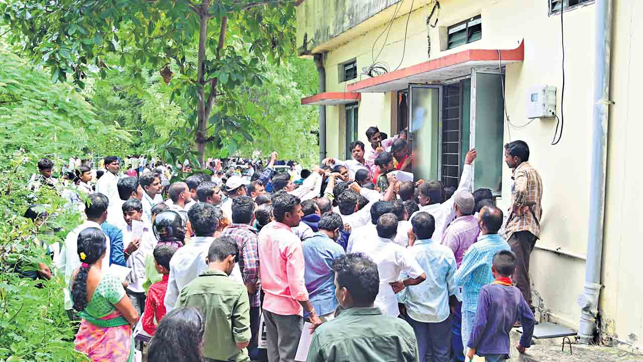 గురుకుల సీట్ల కోసం భారీ క్యూ