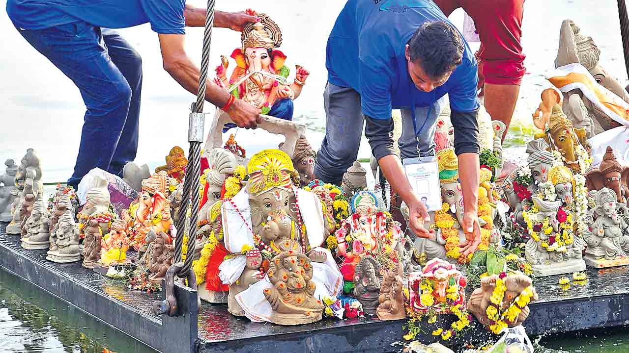 ఎప్పటికప్పుడు నిమజ్జనం అవశేషాల తొలగింపు