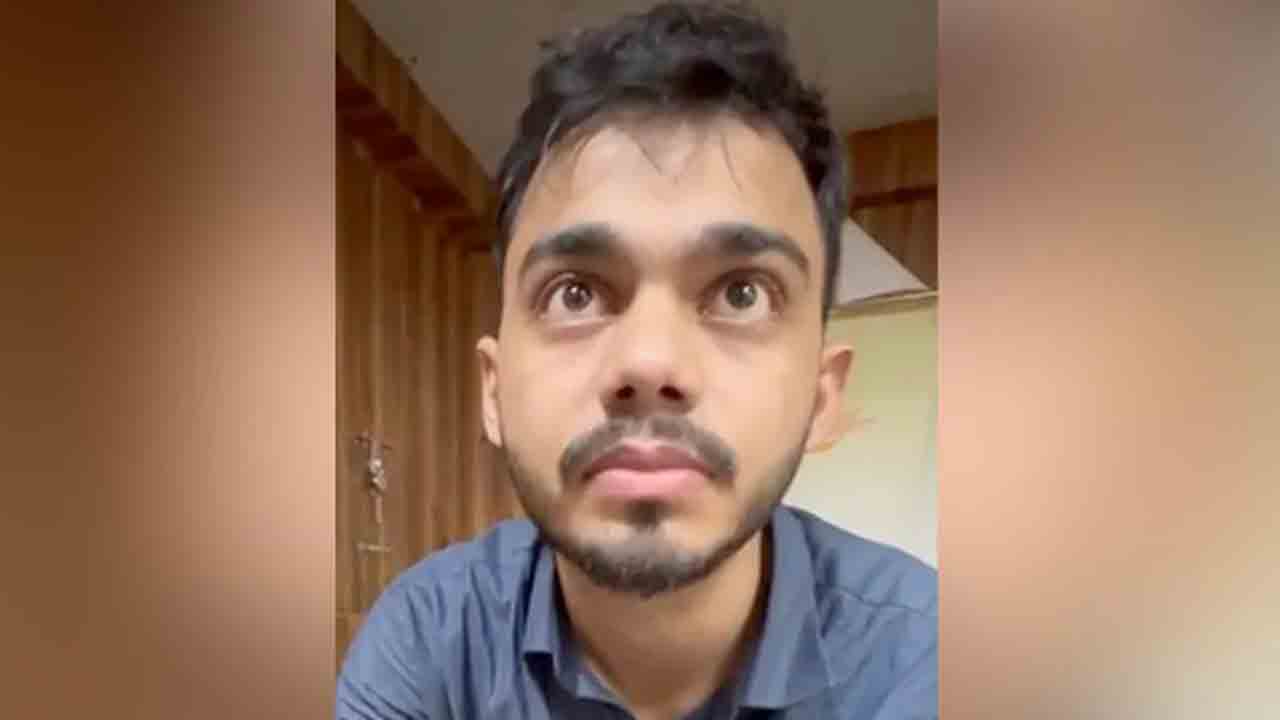 Clerk Kills Senior Officer | ప్రియురాలిని వేధిస్తున్నందుకు.. సీనియర్‌ అధికారిని హత్య చేసిన క్లర్క్‌