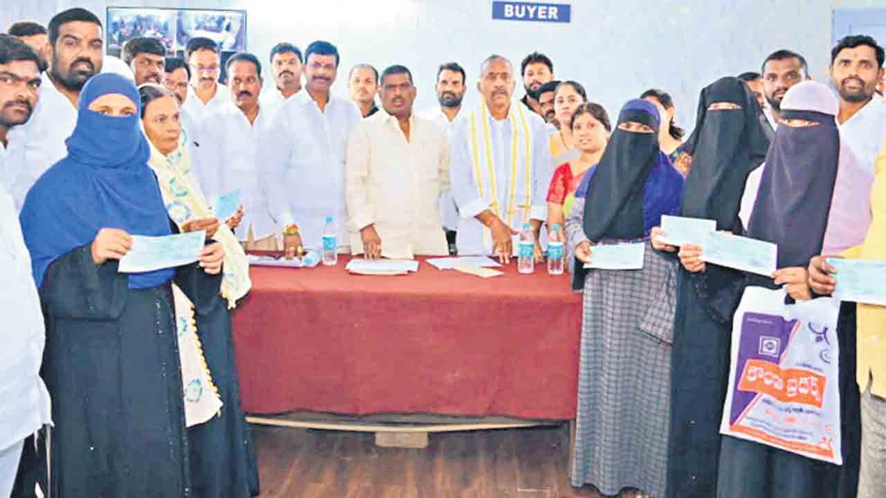 సంక్షేమం, అభివృద్ధికి ప్రాధాన్యం