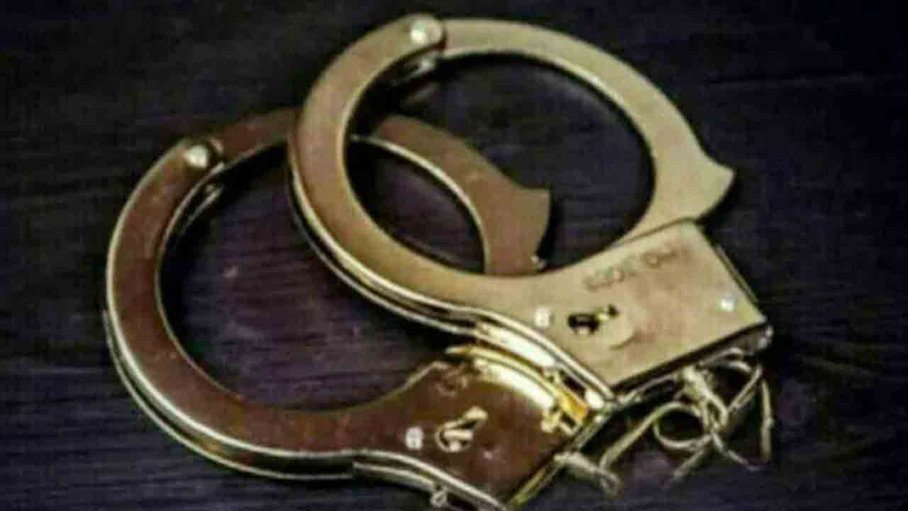 Crime News | ఫొటోలు సోషల్ మీడియాలో పోస్ట్ చేస్తామని బెదిరించి.. మహిళ వద్ద రూ.10.5 లక్షల దోపిడీ