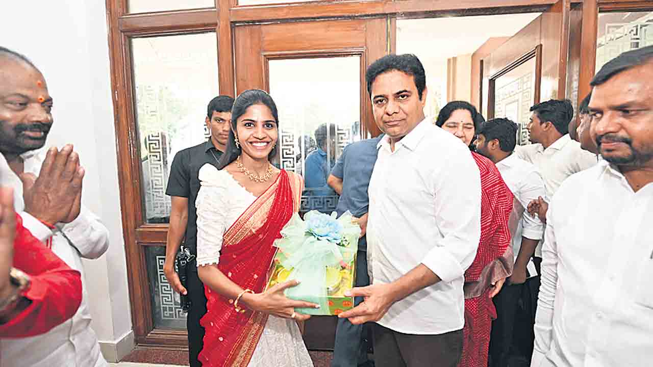 కార్పొరేటర్‌ హేమకు శుభాకాంక్షలు