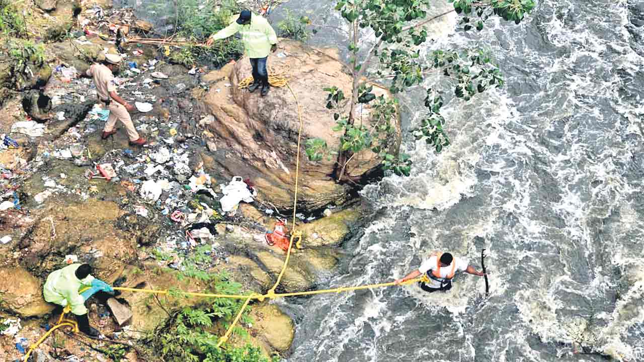 లభించని లక్ష్మి ఆచూకీ