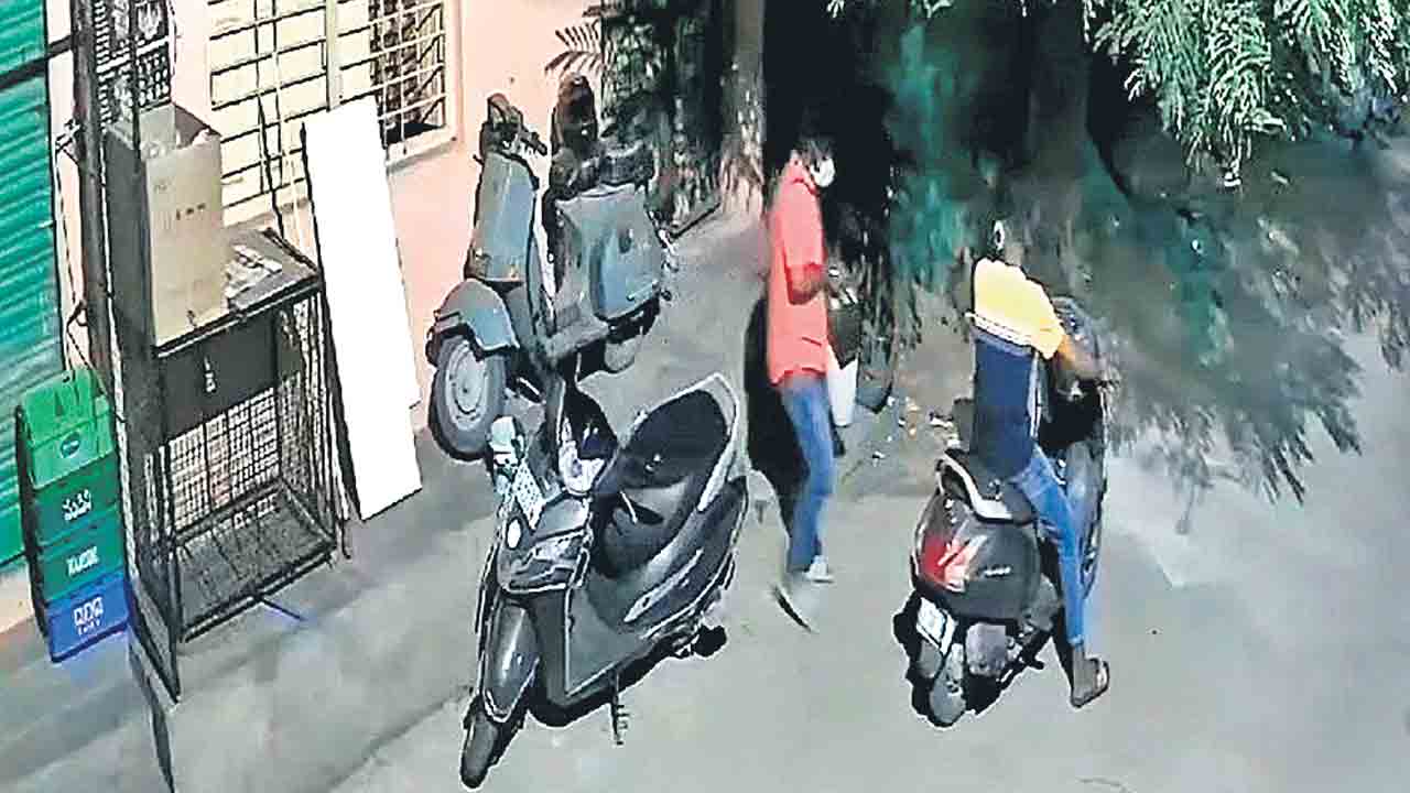 నంబర్‌ ప్లేట్‌ లేని వాహనంపై వచ్చి బ్యాటరీలు ఎత్తుకెళుతున్నారు..