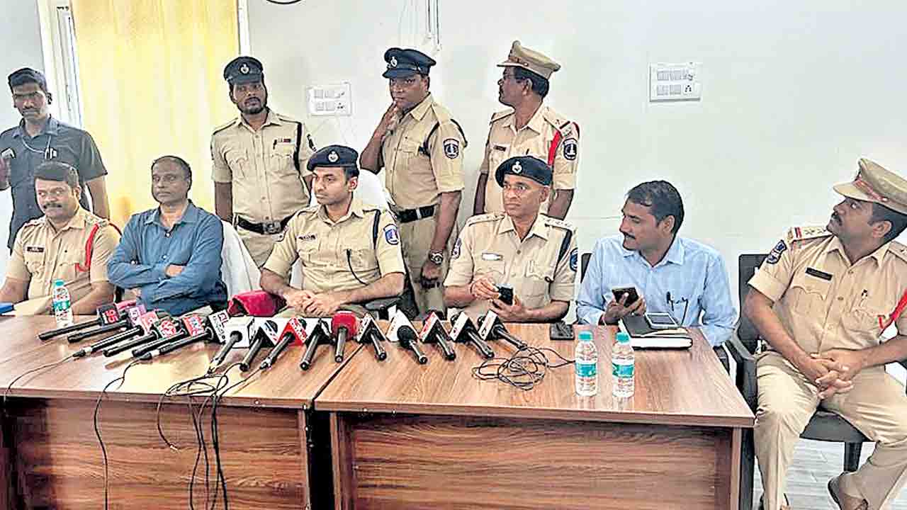 పాత సామాన్లు కొంటాం.. పగలు రెక్కీ