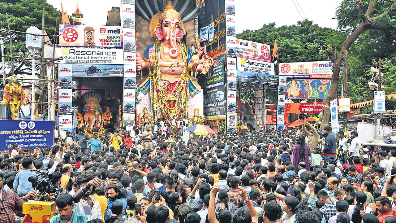 భక్తజనం.. గణపతిం భజే..