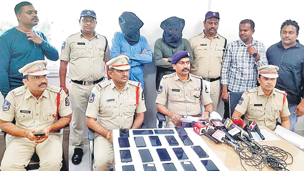 సెల్‌ఫోన్‌ దొంగల ముఠా అరెస్టు