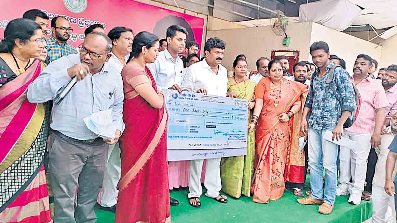 లక్షణంగా..నిలదొక్కుకునేలా..!