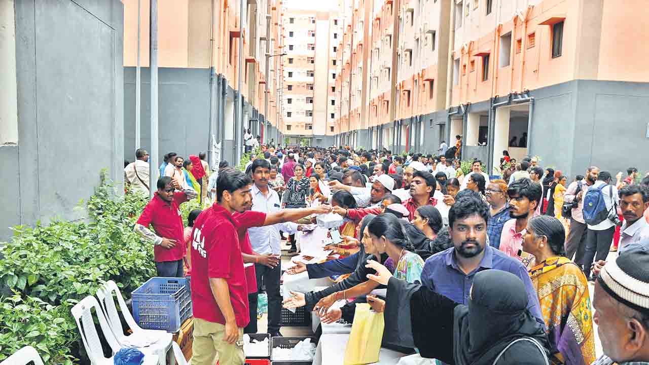 ఆడబిడ్డలకు ఇండ్ల పట్టాలు