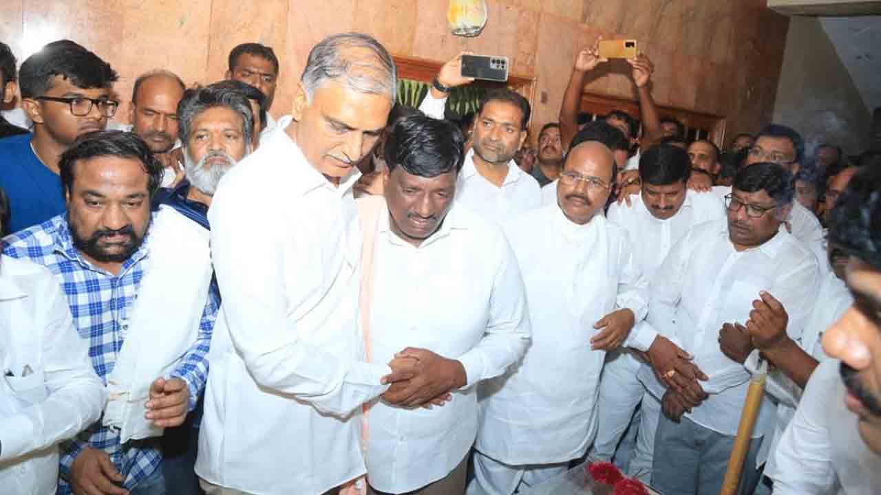 Telangana Ministers | మాజీ స్పీకర్ హరీశ్వర్‌ రెడ్డి పార్థివ దేహానికి మంత్రులు కేటీఆర్‌, హరీశ్‌రావు నివాళి