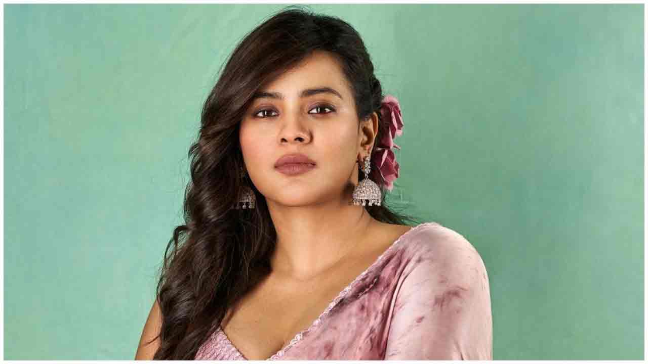 Hebah Patel | కంటి చూపుతో చంపేస్తున్న హెబ్బా పటేల్..