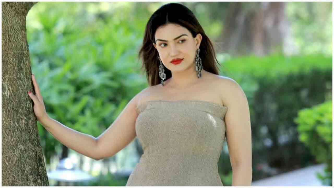 Honey Rose | స్లీవ్ లెస్ అందాలతో సెగలు పుట్టిస్తున్న హనీరోజ్‌..