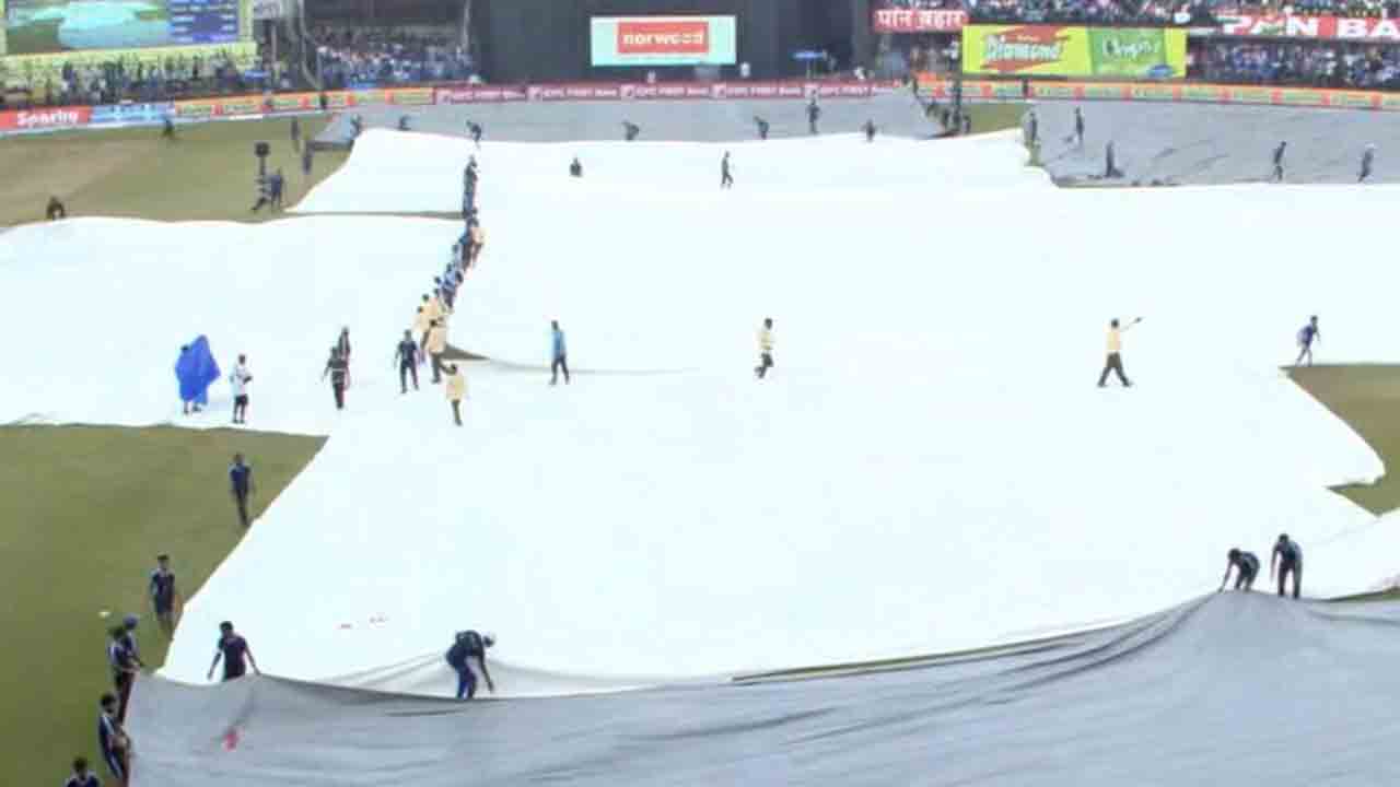 IND vs Australia 2nd ODI | భారత్‌, ఆస్ట్రేలియా రెండో వన్డేకు వర్షం అడ్డంకి.. 9.5 ఓవర్లలో ఇండియా స్కోర్‌ ఎంతంటే..!