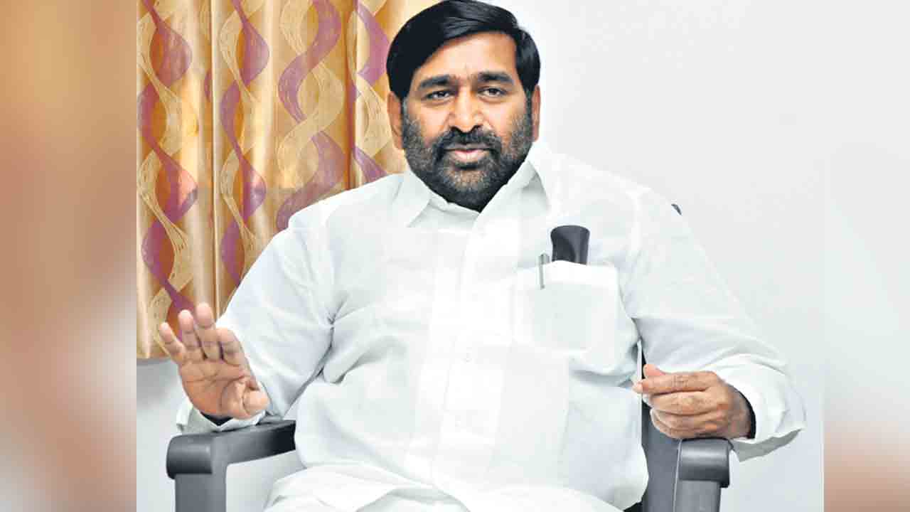 తమిళిసై అనర్హురాలు: జగదీశ్‌రెడ్డి