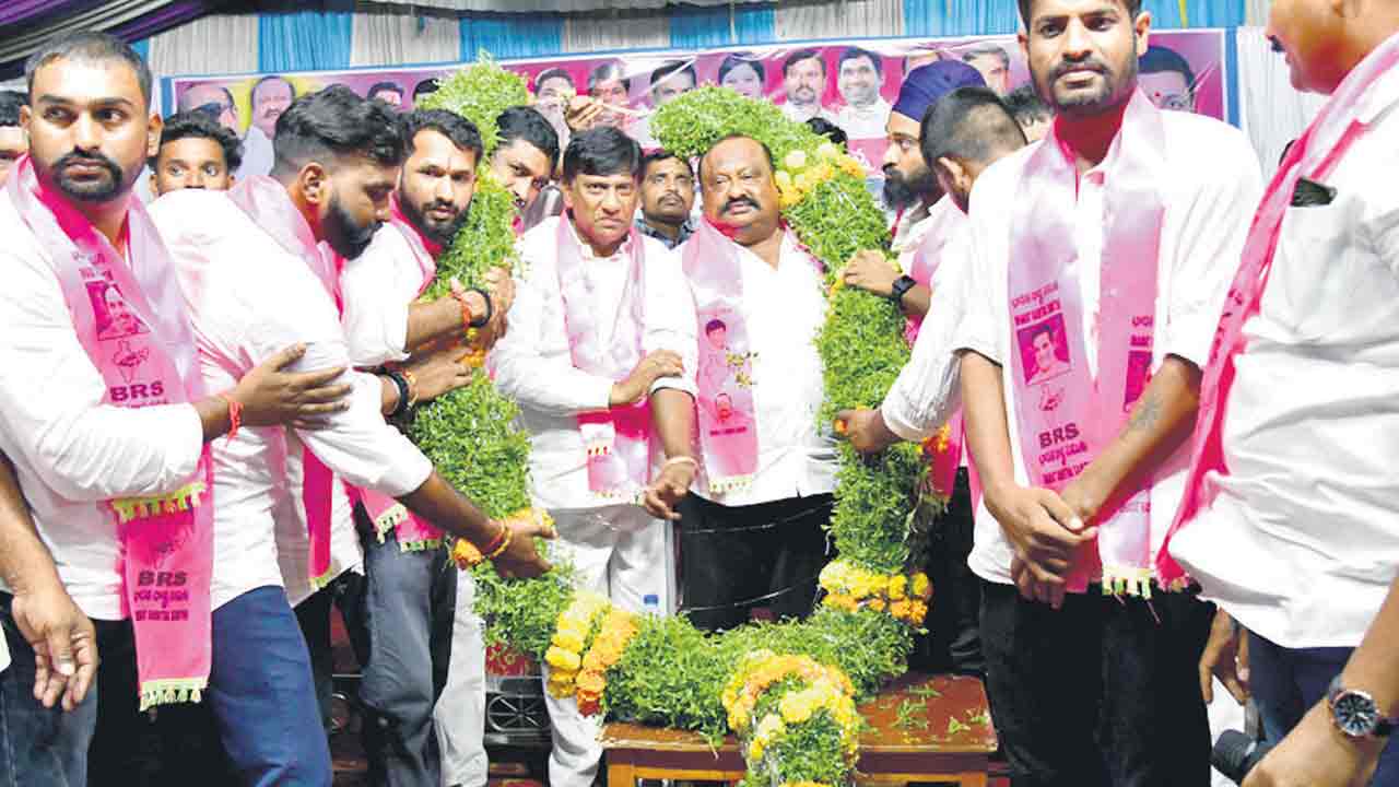 బీఆర్‌ఎస్‌తోనే యువతకు భవిత