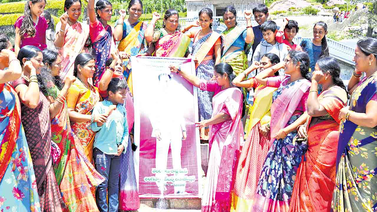 మినీ అంగన్‌వాడీలను గుర్తించింది కేసీఆరే