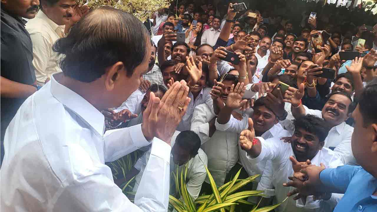 CM KCR |  కేసీఆర్‌ కావాలి.. కామారెడ్డి రావాలి.. జై కేసీఆర్‌ నినాదాలతో హోరెత్తిన గంప గోవర్ధన్‌ కుమారుడి వివాహ వేడుక ప్రాంగణం