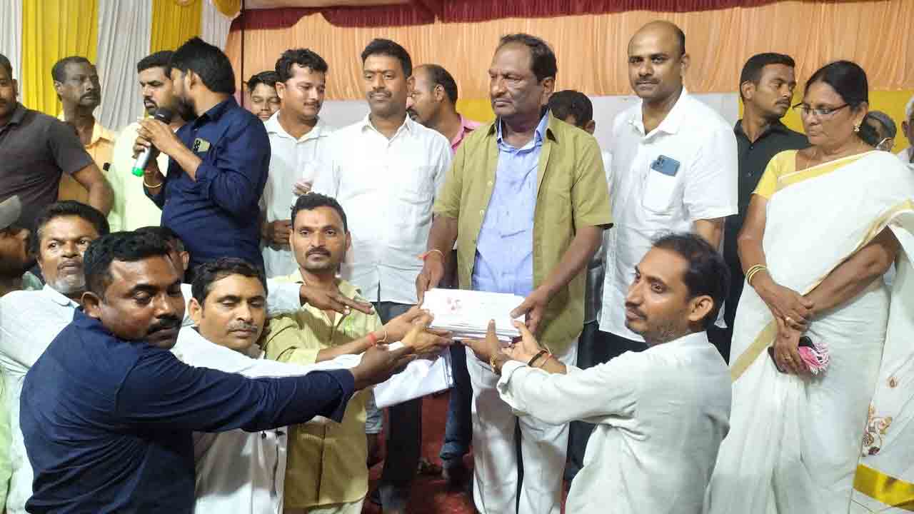 ఆటో డ్రైవర్లకు అండగా సర్కారు