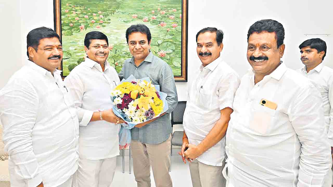 మంత్రి కేటీఆర్‌ను కలిసిన పద్మశాలీ నేత మల్లేశం