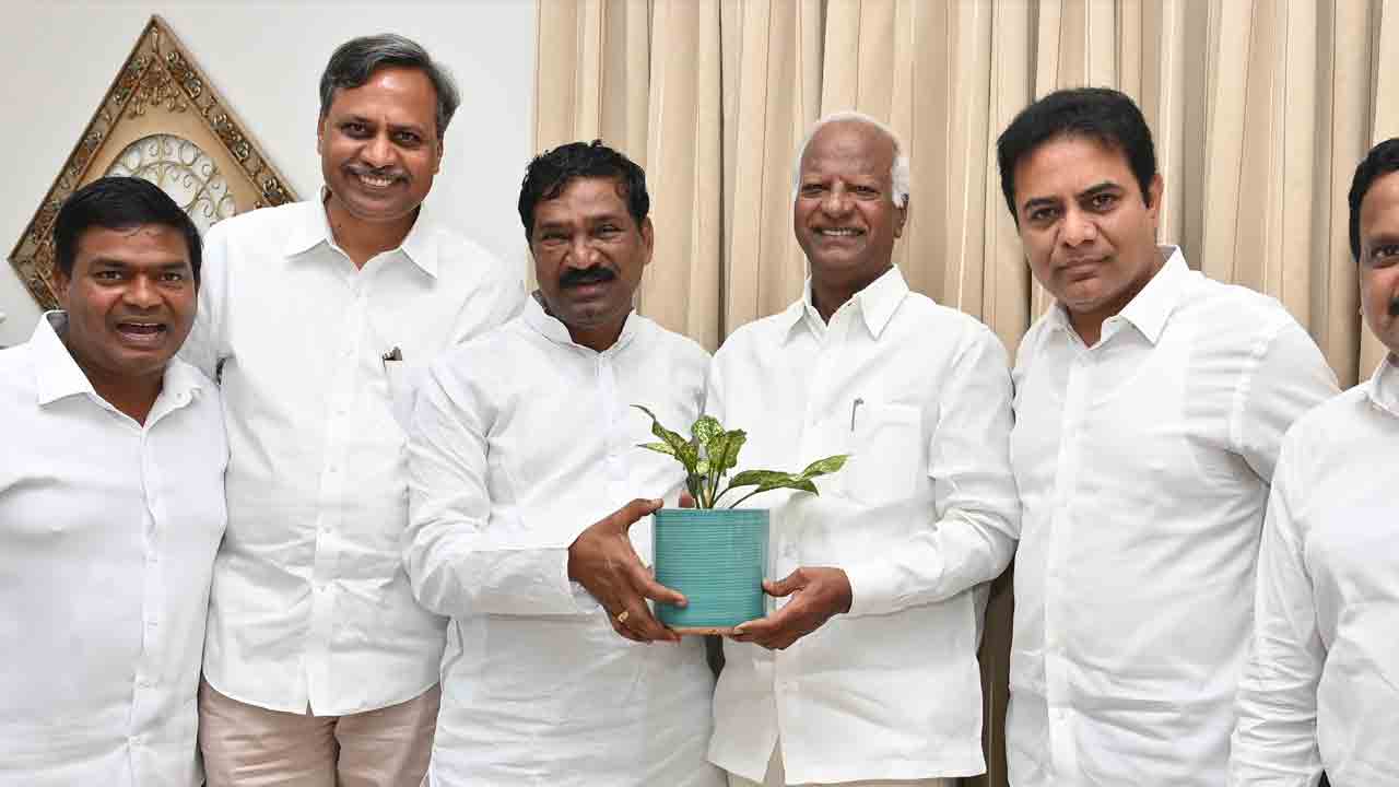 కార్యరంగంలో కదన గులాబీలు