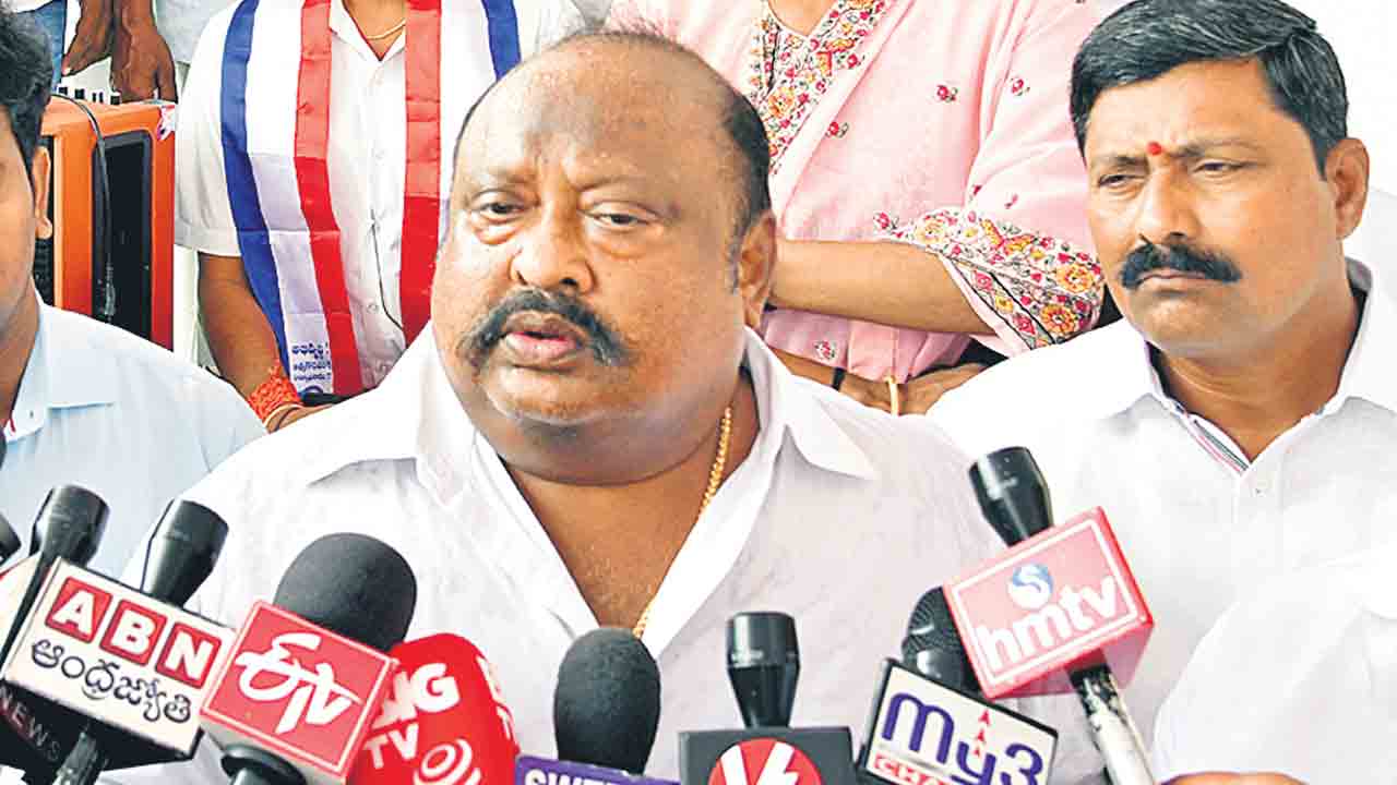 గవర్నర్‌ తమిళిసై బడుగుల వ్యతిరేకి