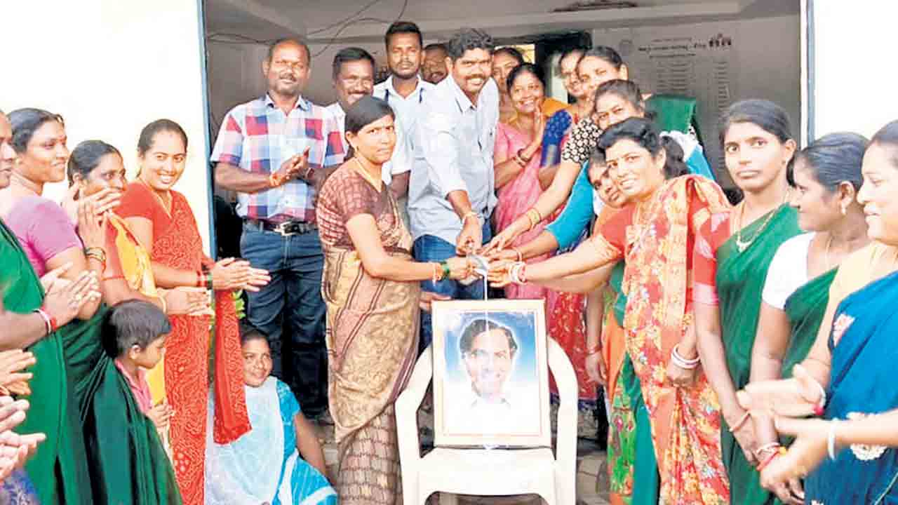 వేతన పెంపుపై వీవోఏల సంబురం