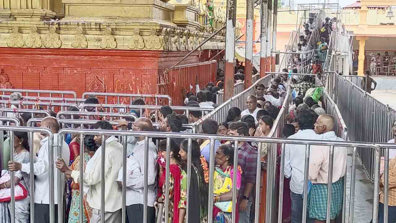 Kondagattu | కొండగట్టు ఆలయానికి పెరిగిన భక్తుల రద్దీ