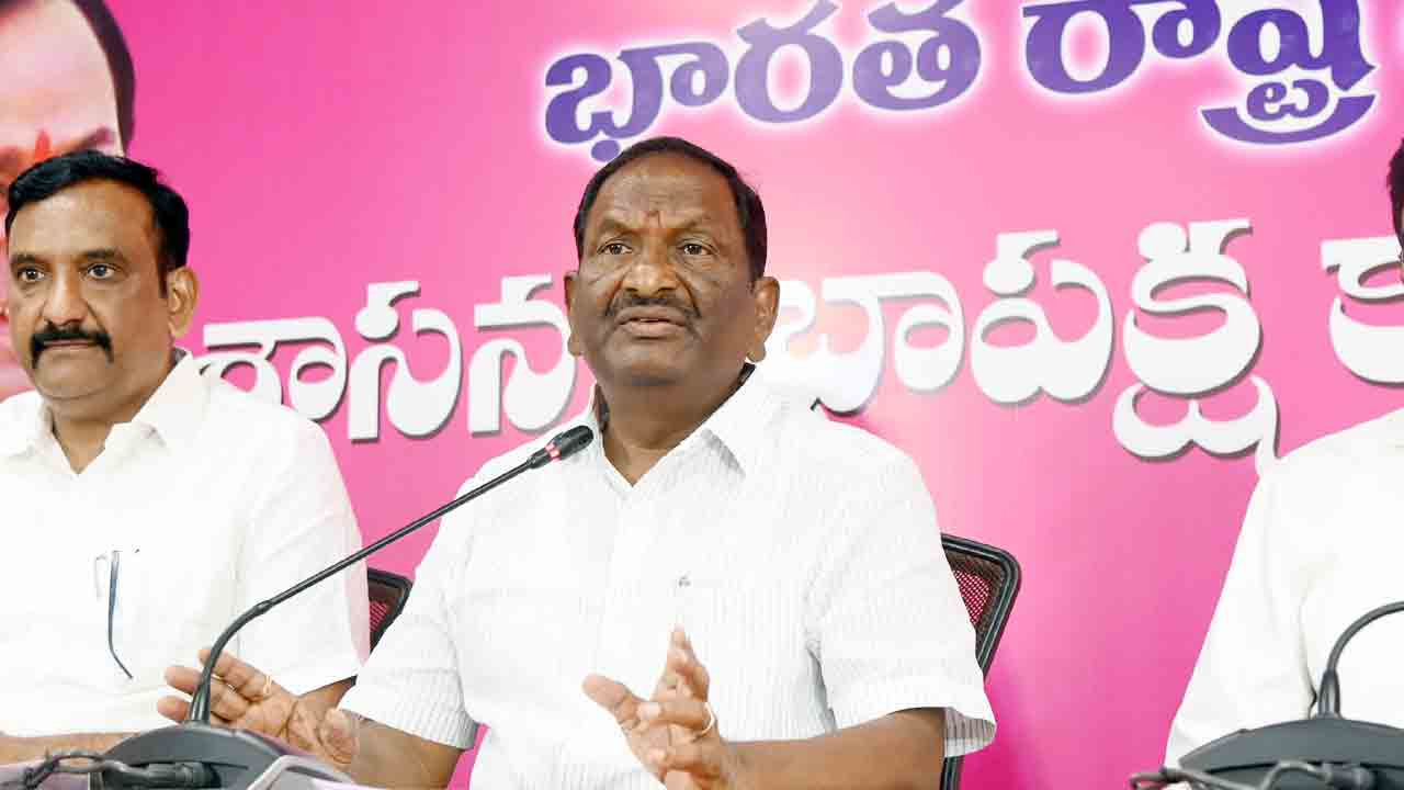 కర్ణాటకలో దళితబంధు ఇచ్చే దమ్ముందా?