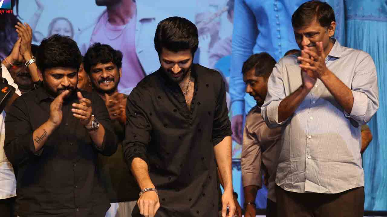 Kushi | ఫుల్‌ ఖుషీగా విజ‌య్ దేవ‌ర‌కొండ టీం.. ఖుషి సక్సెస్‌ సెలబ్రేషన్స్ స్టిల్స్ వైరల్