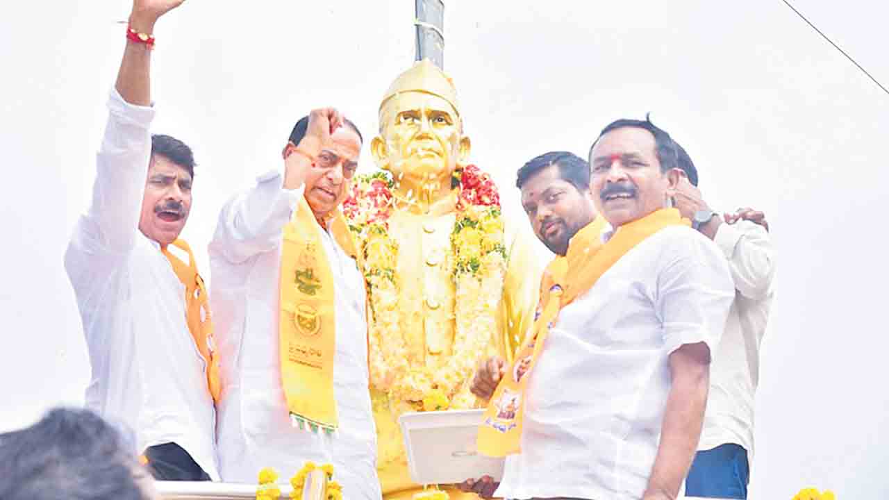 మహనీయుల అడుగు జాడల్లో నడవాలి