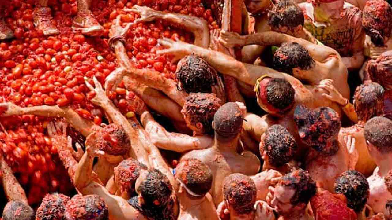 La Tomatina | స్పెయిన్‌లో ఉత్సాహంగా టమాటా ఫెస్టివల్‌.. వీడియో