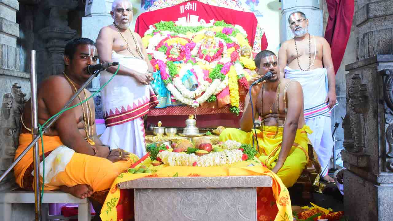 గుట్టలో వైభవంగా తిరుకల్యాణోత్సవం