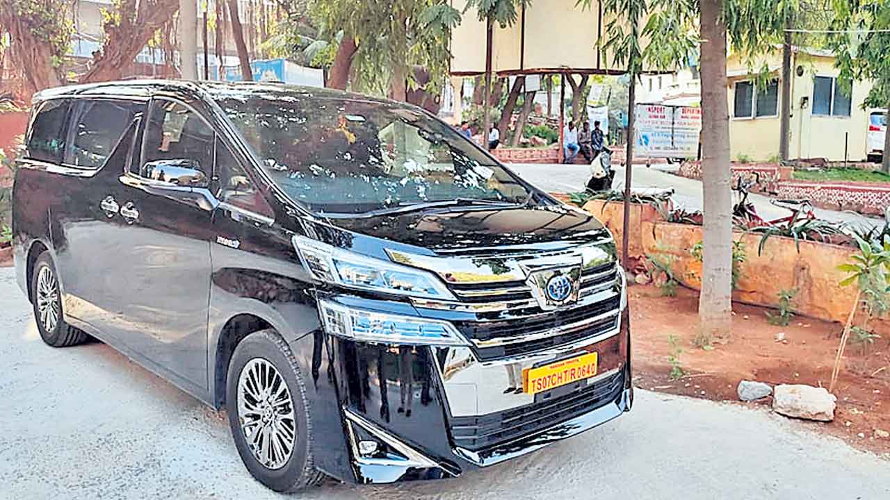 Hyderabad | హైదరాబాద్‌లో లగ్జరీ కార్లపై పెరుగుతున్న మోజు.. కొత్త మోడల్‌ వస్తే చాలు ఆరా తీసేస్తున్నారు!