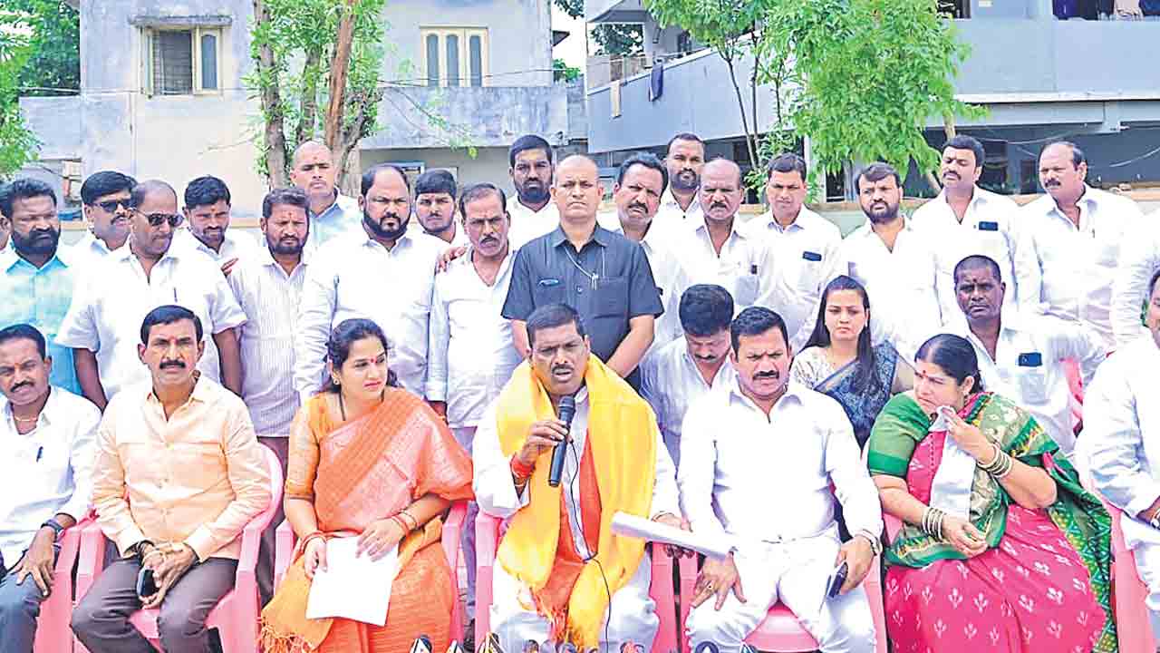 గవర్నరా.. బీజేపీ ప్రతినిధా..?