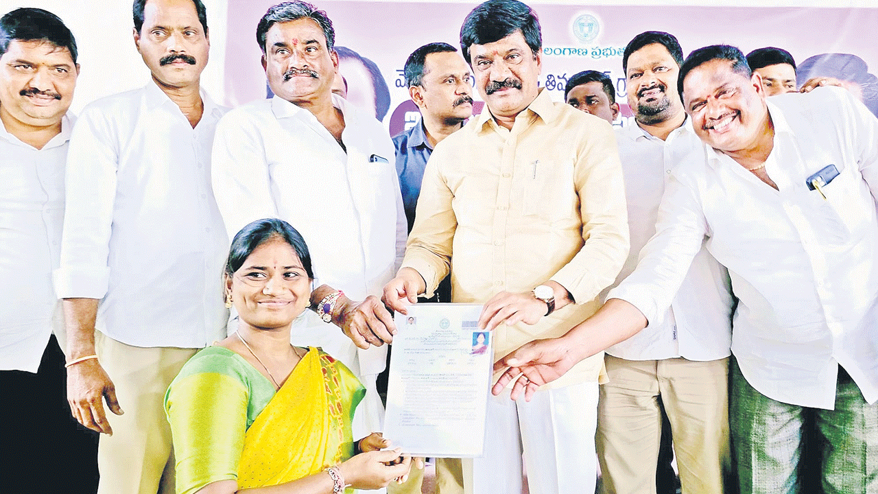 పార్టీలకతీతంగా సంక్షేమ పథకాలు