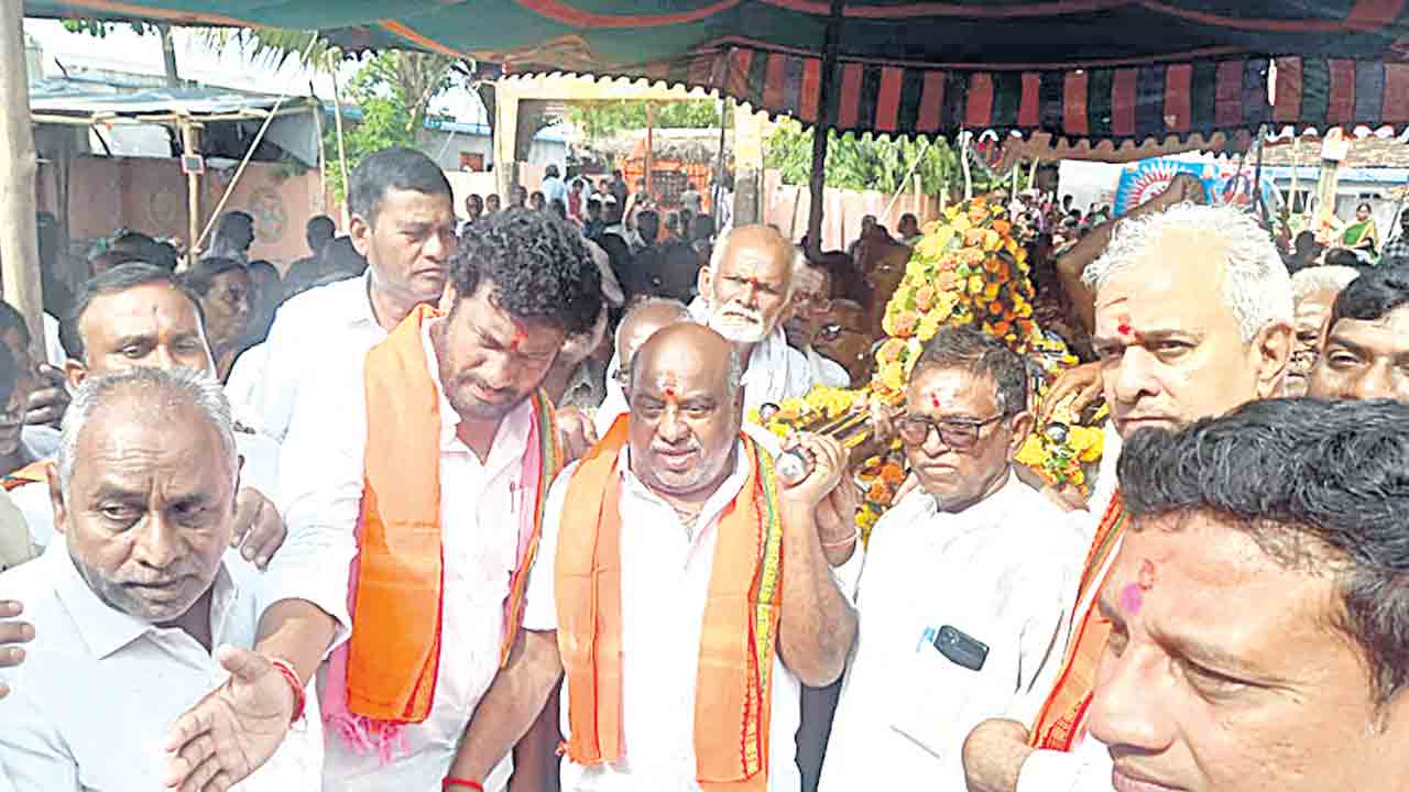 భక్తి మార్గంలో నడవాలి