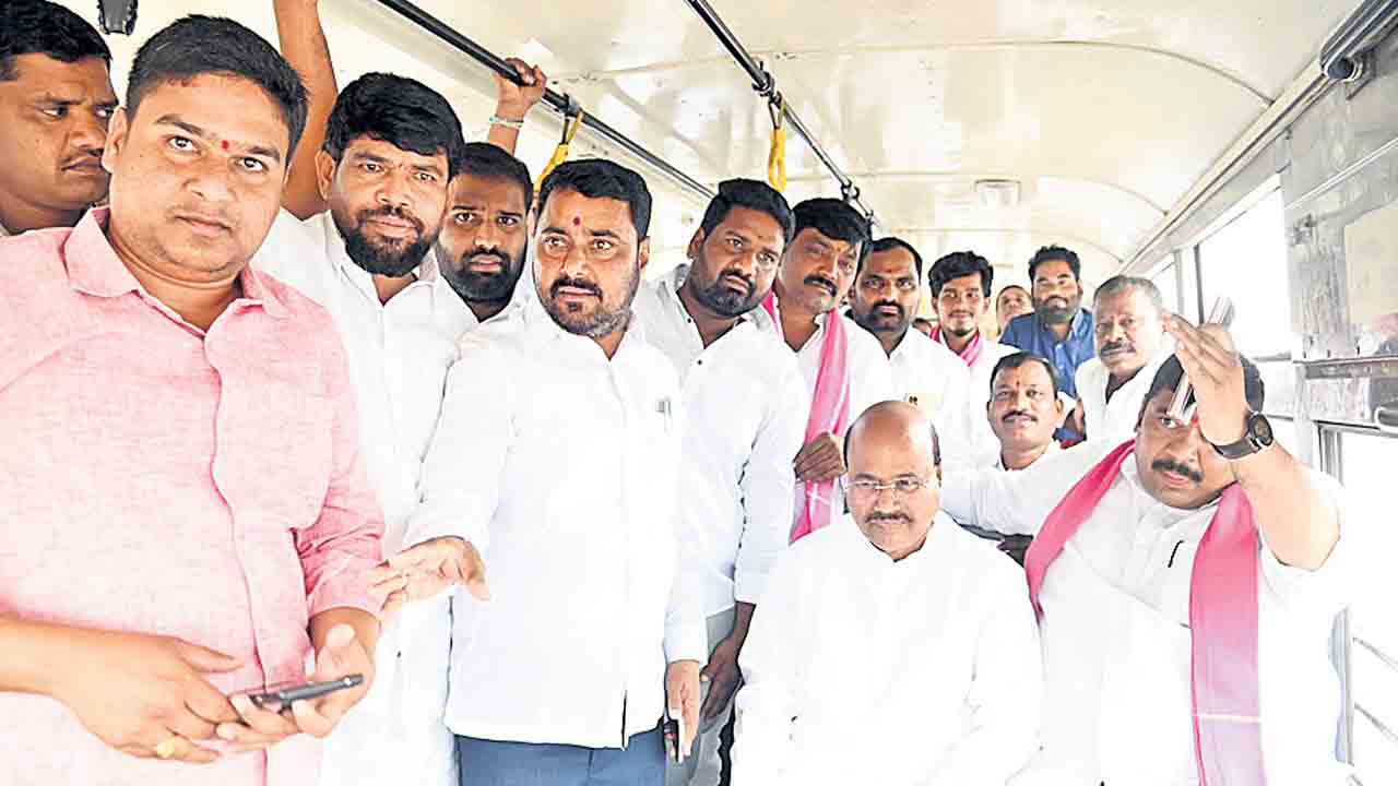 తరలిన గులాబీ దండు