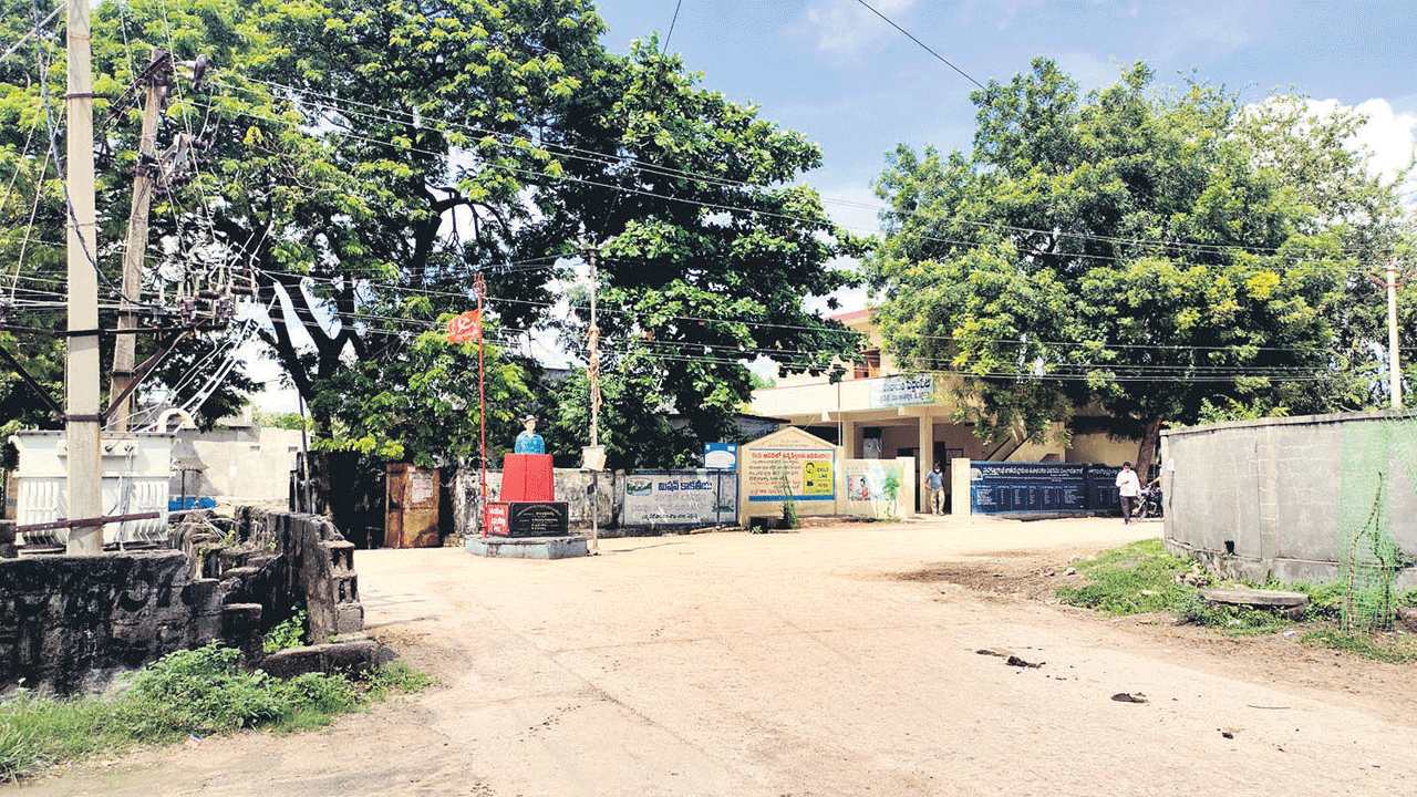 ఖురూజ్‌కమ్మీ భూములకు పట్టాలు