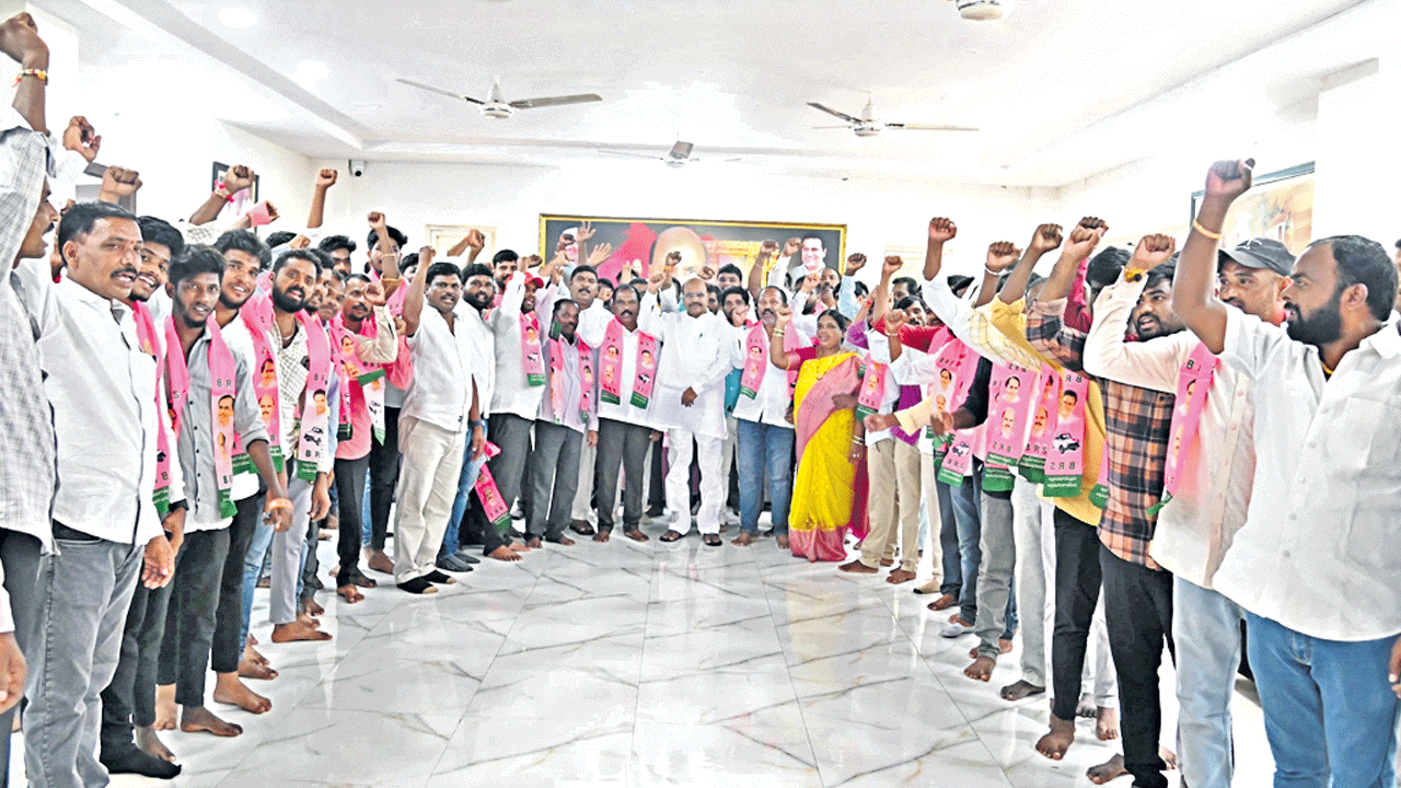 బీఆర్‌ఎస్‌ జోరు.. విపక్షాల బేజారు..