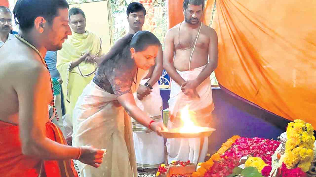 ఆంజనేయస్వామి ఆలయంలో.. ఎమ్మెల్సీ కవిత పూజలు